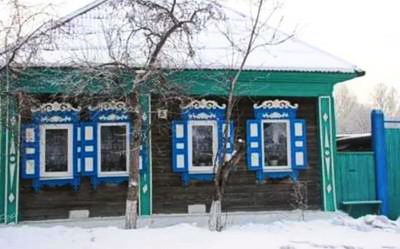 Низкий дом с голубыми ставнями…